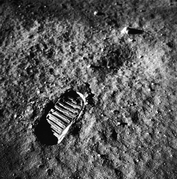 APOLLO 11 ONBOARD PHOTO: GOOD VIEW OF ASTRONAUT FOOTPRINT IN LUNAR SOIL.