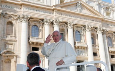 O Papa Francisco participa da audiência geral semanal no Vaticano, 
