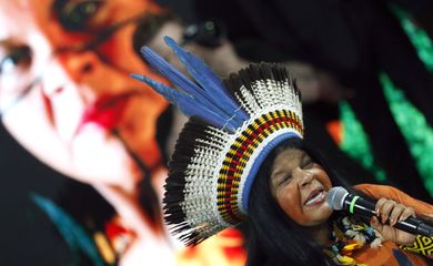 Belém (PA), 17/11/2025 - Ministra dos Povos Indígenas, Sônia Guajajara, durante cerimônia de assinatura de alto nível que marca a implementação concreta do anúncio político feito pelos Chefes de Estado durante a Cúpula de Líderes Mundiais na COP30. Foto: Bruno Peres/Agência Brasil