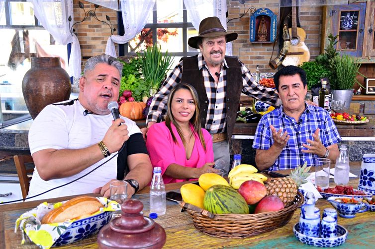 Ângelo Máximo, Dinnal Cruz e Josiane Moura com o apresentador Paulinho Del Ribeiro