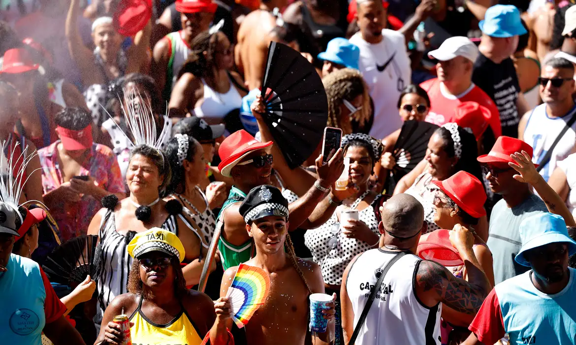 Rio de Janeiro (RJ), 01/03/2025 - Foliões se divertem no 106º desfile do Cordão da Bola Preta, no centro da cidade. Foto: Tânia Rêgo/Agência Brasil