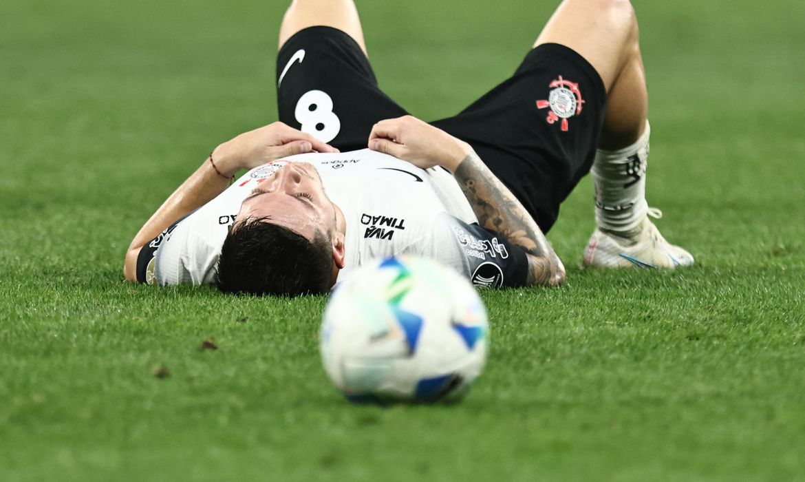 Soccer Football - Copa Libertadores - Qualifying round - Second Leg - Corinthians v Barcelona SC - Neo Quimica Arena, Sao Paulo, Brazil - March 12, 2025 Corinthians' Rodrigo Garro looks dejected after the match REUTERS/Thiago Bernardes