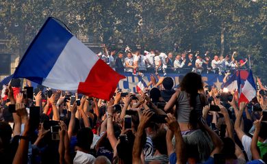 Uma multidão recebeu em Paris os jogadores franceses, campeões da Copa da Rússia