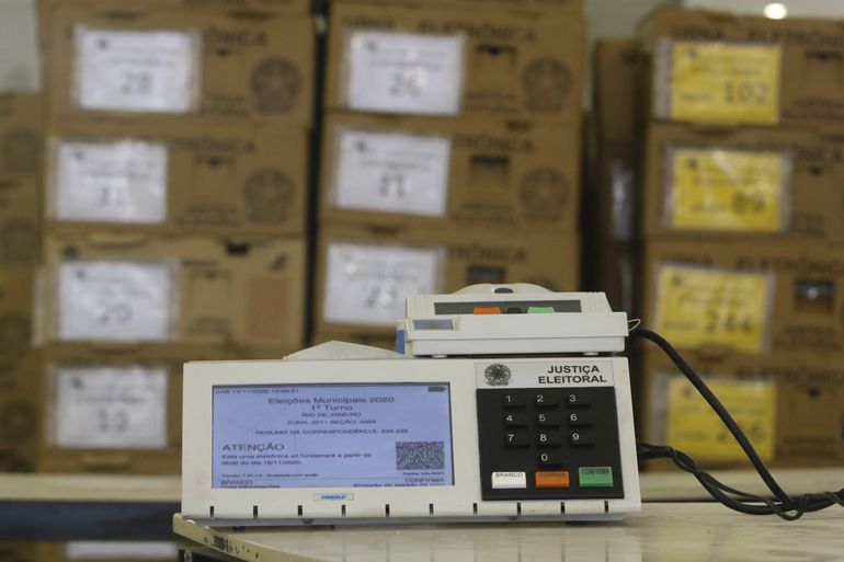 Distribuição das urnas eletrônicas para os locais de votação no Rio de Janeiro