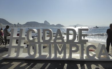Prova feminina da maratona aquática em Copacabana, no Rio de Janeiro