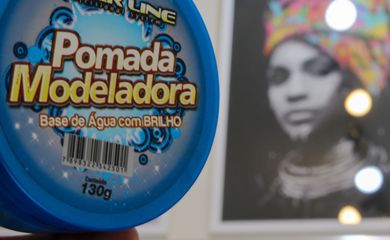 A cabeleireira e tricologista Rosi Ribeiro conversa com a Agência Brasil sobre o uso de pomadas capilares e os perigos de alguns cosméticos