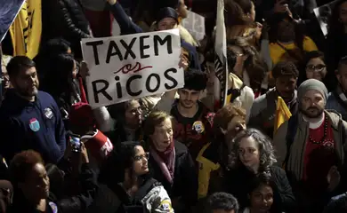 São Paulo (SP), 10/07/2025 - Protesto à atuação do Congresso Nacional na justiça tributária com a taxação dos super ricos, fim da escala 6×1 e a isenção de Imposto de Renda para quem ganha até R$ 5 mil, realizado em frente ao MASP. Foto: Paulo Pinto/Agência Brasil
