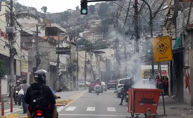 Rio de Janeiro (RJ), 28/10/2025 - Durante operação policia contra o Comando Vermelho, bandidos ordenam fechamento de comércio e usam lixeiras incendiadas para bloquear a via na rua Itapiru, no Catumbi. Foto: Fernando Frazão/Agência Brasil