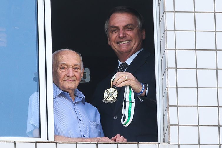 O presidente Jair Bolsonaro visita seu Carlos, 96 anos, Ex-Combatente da 2ª Guerra Mundial