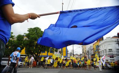 Militantes dos dois candidatos ao governo do Pará se encontram na região central de Belém e sem conflito disputam os eleitores indecisos (Tânia Rêgo/Agência Brasil)