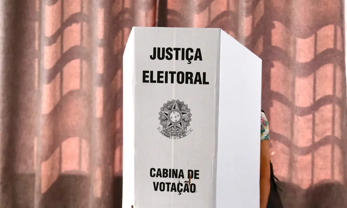 São Paulo (SP) 06/10/2024 - Movimentação de eleitores na 1ª Zona Eleitoral no bairro da  Bela Vista,  EMEF Celson Leite Ribeiro Filho. Foto Paulo Pinto/Agencia Brasil