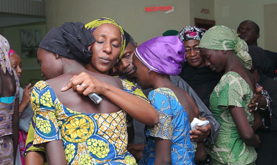 A esposa do vice-presidente da Nigéria, Oludolapo Osinbajo, consola uma das 21 meninas de Chibok libertadas após mais de dois anos de sequestro pelo grupo terrorista Boko Haram