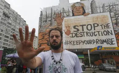 São Paulo (SP), 23/10/2024 - artivista Mundano entrega  mega-mural de 1.440 metros quadrados – um dos maiores da América Latina, no supermercado Pão deAçucar. Produzida com tintas feitas a partir de materiais resultantes de recentes crimes ambientais no país, a imagem é uma denúncia e uma forte cobrança daqueles que lucram com a destruição ambiental  Foto: Paulo Pinto/Agência Brasil