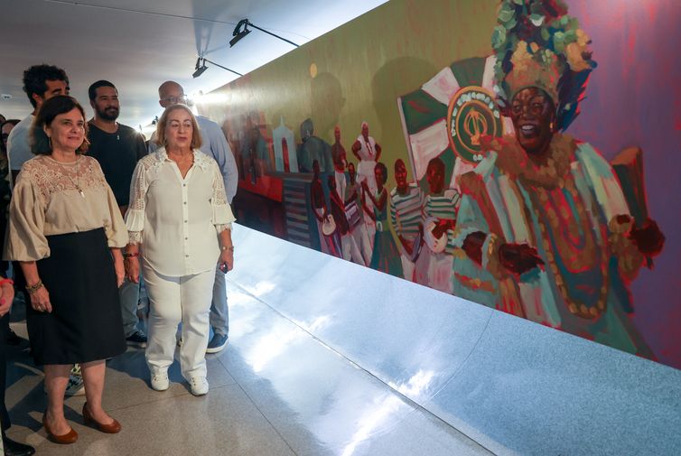 Brasília (DF), 23/04/2024, A ministra da Saúde, Nísia Trindade, inaugura o Espaço Cultural Dona Ivone Lara, na sede do ministério. A sambista dedicou 37 anos de sua vida em defesa de tratamentos humanizados nos serviços psiquiátricos. A exposição retrata a vida da cantora, com homenagens e o reconhecimento ao legado das mulheres na saúde.  Foto: Jose Cruz/ Agência Brasil