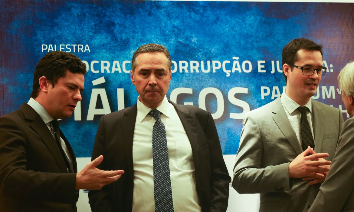 Brasília - O juiz federal Sérgio Moro; o ministro do STF, Luís Roberto Barroso; e o procurador Deltan Dallagnol participam da palestra Democracia, Corrupção e Justiça, no UniCeub  (José Cruz/Agência Brasil)