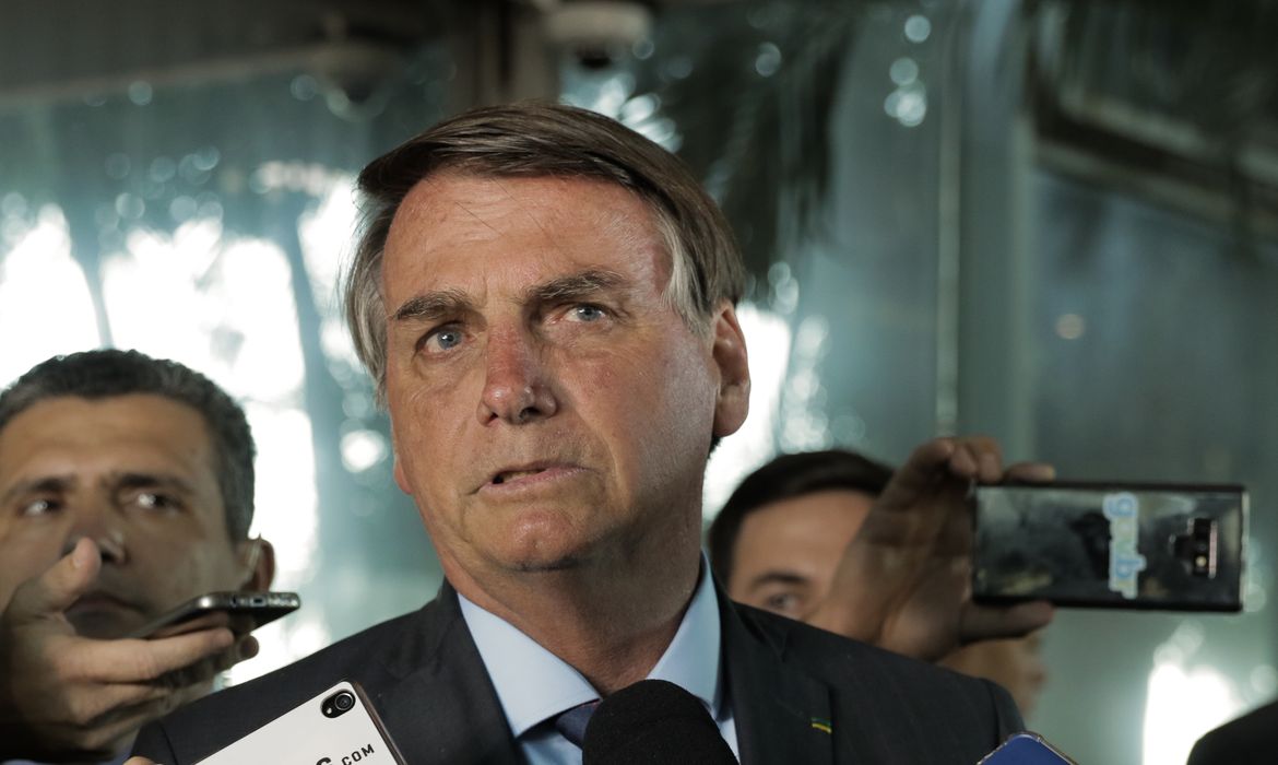 O presidente Jair Bolsonaro fala à imprensa no ministério da economia