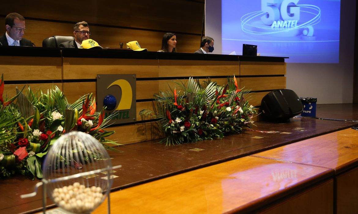 Comissão Especial de Licitação da Agência faz a abertura, análise e julgamento das propostas de preço das 15 empresas cadastradas do  leilão do espectro (banda) 5G, na sede da Agência Nacional de Telecomunicações (Anatel), em Brasília