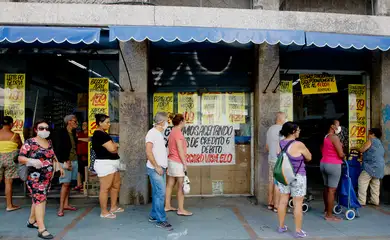 Filas se formam em frente a bancos e supermercados no Flamengo, zona sul da cidade