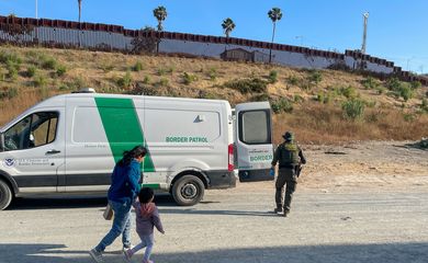 Um agente da Patrulha de Fronteira dos Estados Unidos conduz Jessica León e sua filha para uma van em San Diego, Califórnia, EUA
4/6/2024 REUTERS/Daniel Trotta