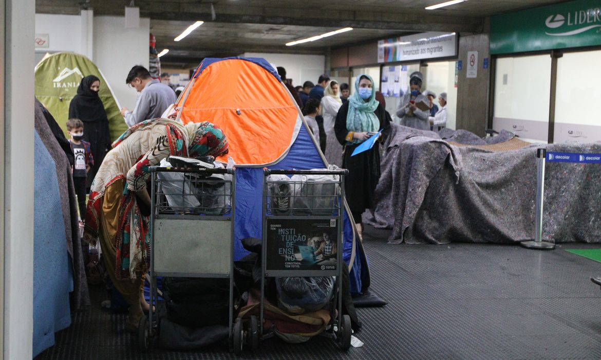 Guarulhos (SP), 29/06/2023 - Famílias refugiadas afegãs com visto humanitário acampadas no Aeroporto Internacional de São Paulo/Guarulhos a espera de acolhimento. Foto: Rovena Rosa/Agência Brasil