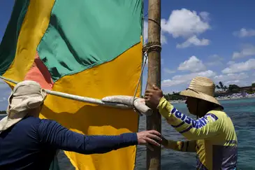Ipojuca (PE), 26/10/2023 - O jangadeiro Armando Júnior leva turistas para visitar recifes de corais na praia de Porto de Galinhas. Foto: Fernando Frazão/Agência Brasil