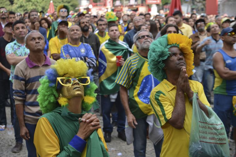 A segunda partida da seleção brasileira na Copa do Mundo, contra a Costa Rica, reuniu 18 mil pessoas hoje (22) no Vale do Anhagabaú, centro da capital paulista