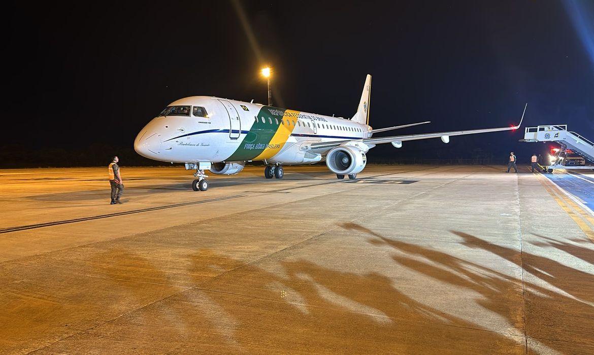 Avião da FAB com 32 brasileiros resgatados da Faixa de Gaza