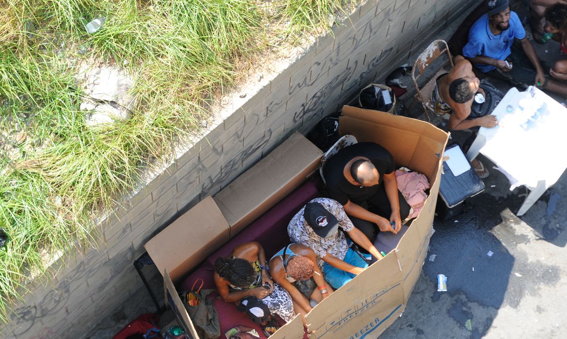 Rio de Janeiro – Usuários de crack concentram-se nas imediações das obras da Trasncarioca, na Avenida Brasil, próximo ao Complexo da Maré, zona norte da cidade (Tânia Rêgo/Agência Brasil)