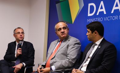 O advogado-geral da União,André Mendonça, o professor de Direito Processual da Universidade de Salamanca, na Espanha, Nicolás Rodríguez-García, e o  ministro da CGU, Wagner Rosário, participam de palestra sobre corrupção e sistema penal