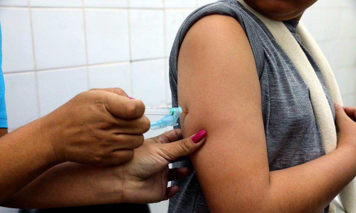 Brasília (DF) 09/02/2024 - Vacinação dengue crianças no DF - Vacina - Começa vacinação contra a dengue no sistema público de saúde do DF.  Foto: Paulo H. Carvalho/Agência Brasília