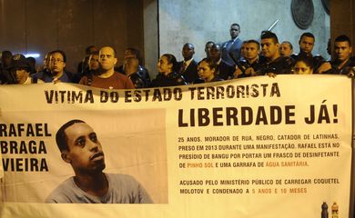Protesto no Tribunal de Justiça do Rio de Janeiro pela garantia dos direitos legais de 23 ativistas acusados de participar de atos violentos em manifestações no cidade (Fernando Frazão/Agência Brasil)