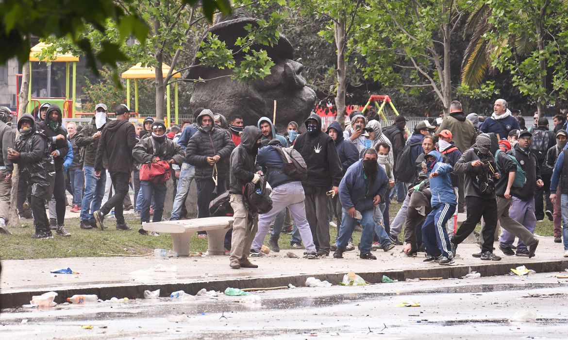 Confronto entre manifestantes e polícia em frente ao Congresso argentino, em Buenos Aires