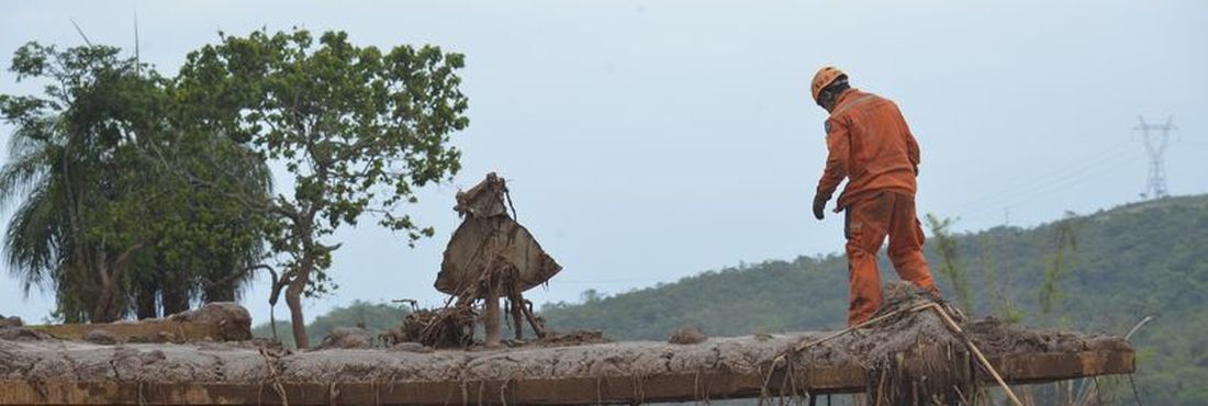 Lama atinge distrito de Bento Rodrigues 