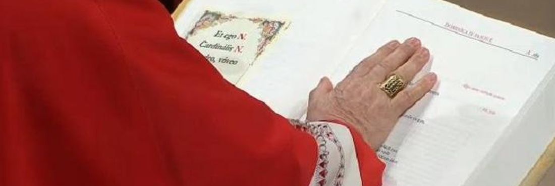 Cardeais fazem juramento na Capela Sistina antes do início do conclave
