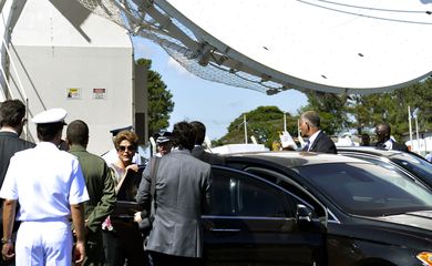 Brasília - Presidenta Dilma visita as obras de infraestrutura do Satélite Geoestacionário de Defesa e Comunicações Estratégicas, do Centro de Operações Espaciais do VI Comar da Aeronáutica (José Cruz/Agência Brasil)