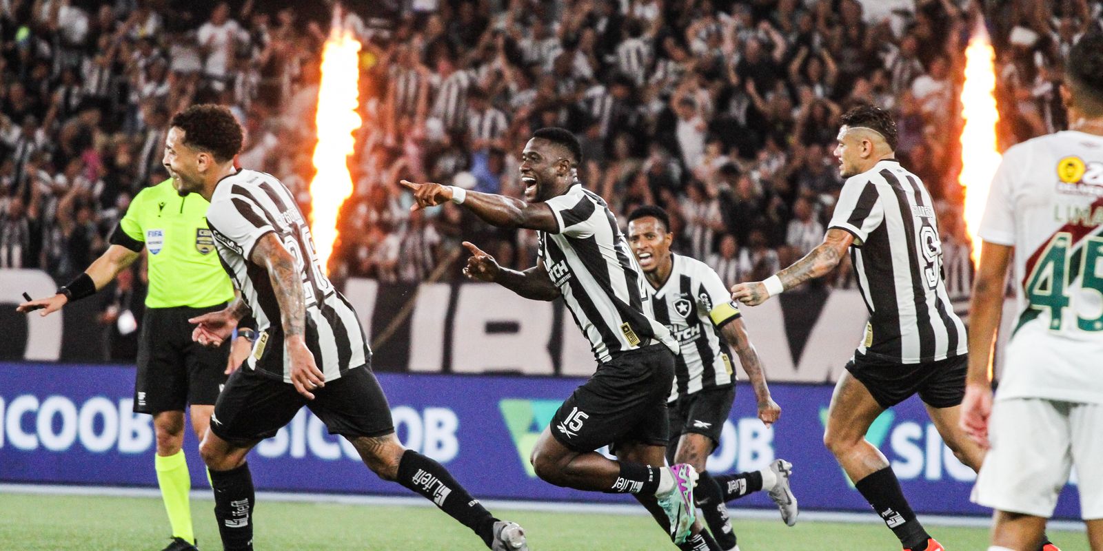 Botafogo vence Grêmio e assume liderança do Brasileirão