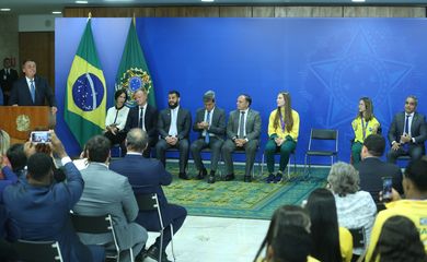 O presidente Jair Bolsonaro,recebe os atletas que representaram o Brasil na 19ª edição da Gynminasíade,no Palácio do Planalto