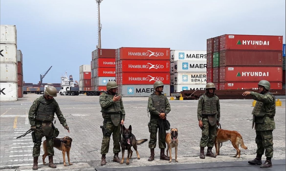 Segundo dia de operação no Complexo Portuário de Itaguaí, na região metropolitana do Rio, onde estão sendo vistoriadas as cargas e contêineres que chegam ao porto.