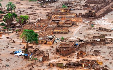 Rompimento de barragem no distrito de Bento Rodrigues, zona rural de Mariana, em Minas Gerais