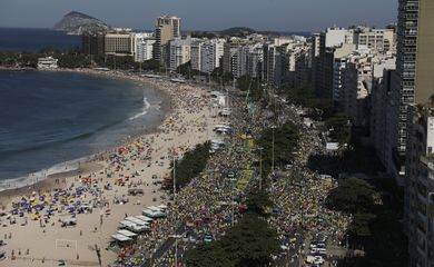 Manifestantes fazem ato em apoio à Lava Jato, ao ministro Sergio Moro, e ao governo do presidente Jair Bolsonaro, na Praia de Copacabana, na zona sul do Rio de Janeiro.