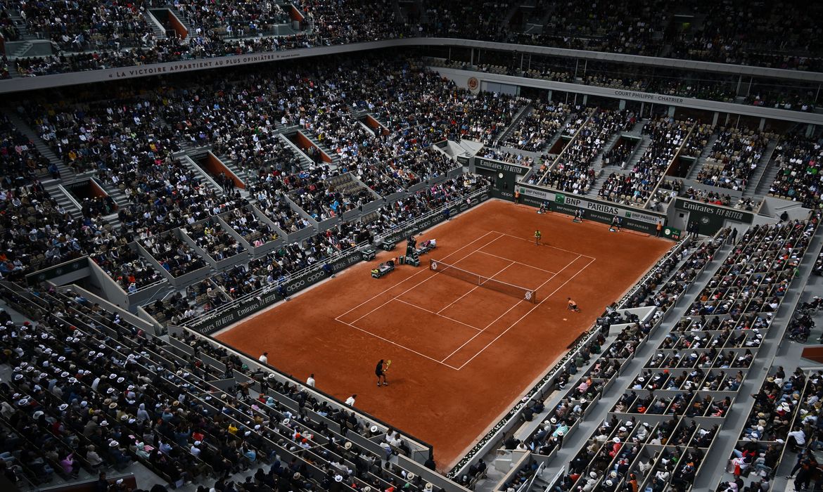 Quadra central de Roland Garros em partida de Nadal contra Auger-Aliassime