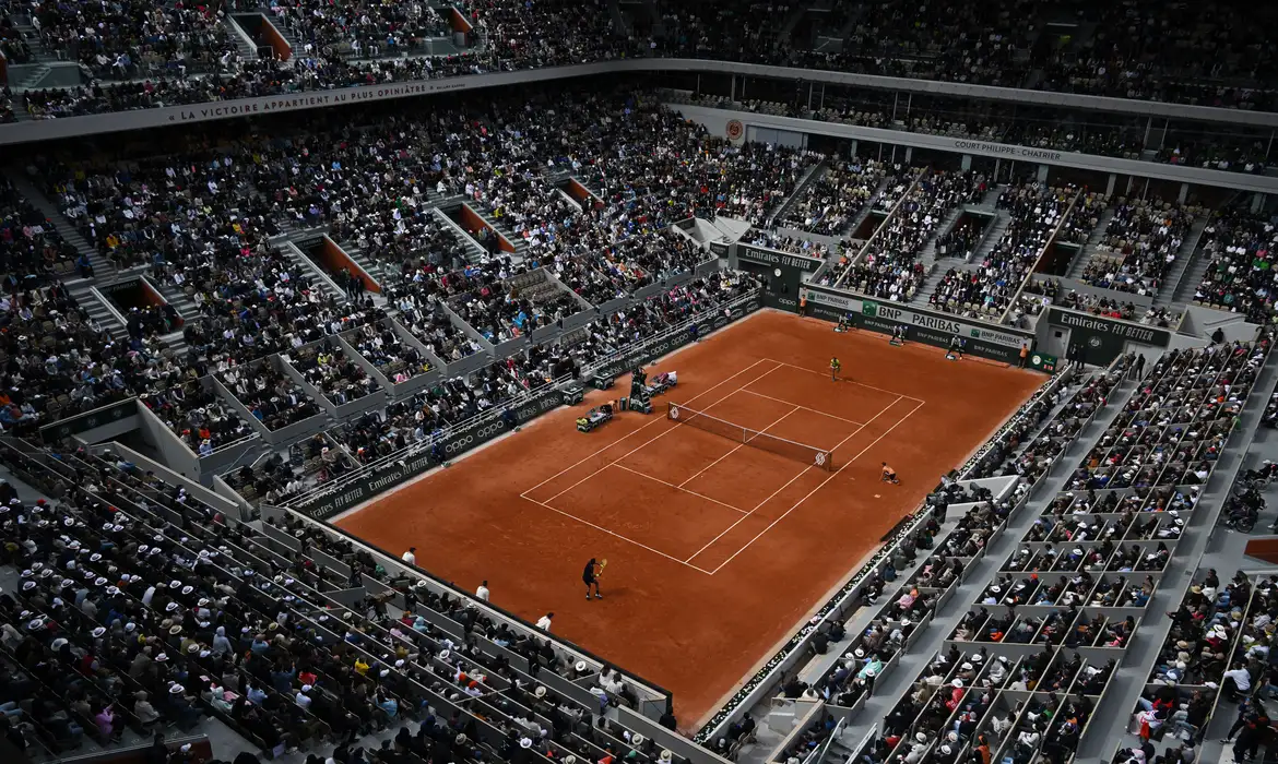 Quadra central de Roland Garros em partida de Nadal contra Auger-Aliassime