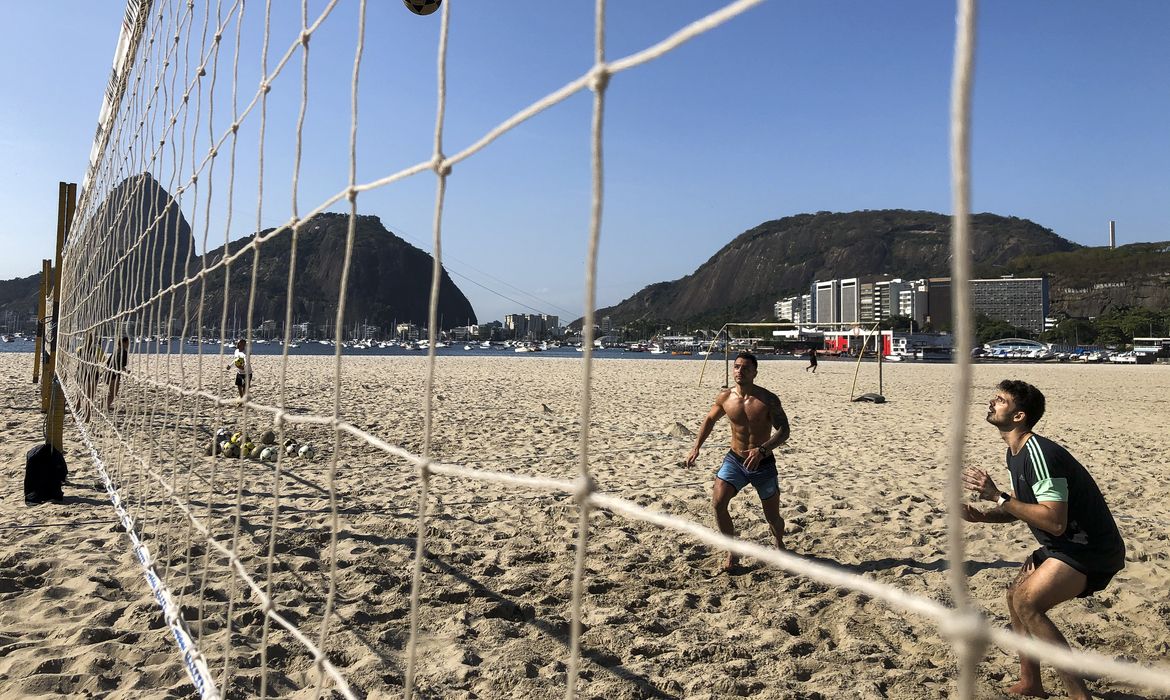 A partir de hoje (17) estão liberadas as práticas de esportes coletivos como vôlei, futevôlei, beach tennis e futebol nas praias do Rio de Janeiro.