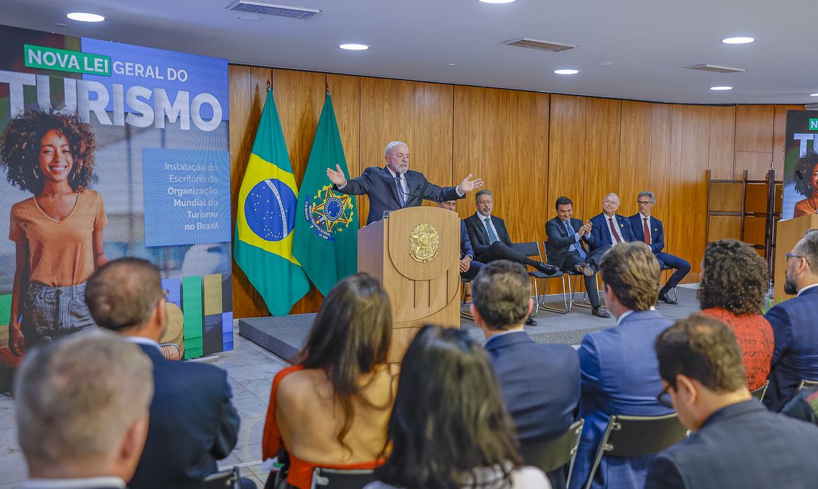 Brasília (DF), 18/09/2024 - Presidente da República, Luiz Inácio Lula da Silva, durante cerimônia de sanção do Projeto de Lei nº 1829/2019, que atualiza e moderniza a Lei Geral do Turismo, no Palácio do Planalto. Foto: Ricardo Stuckert/PR