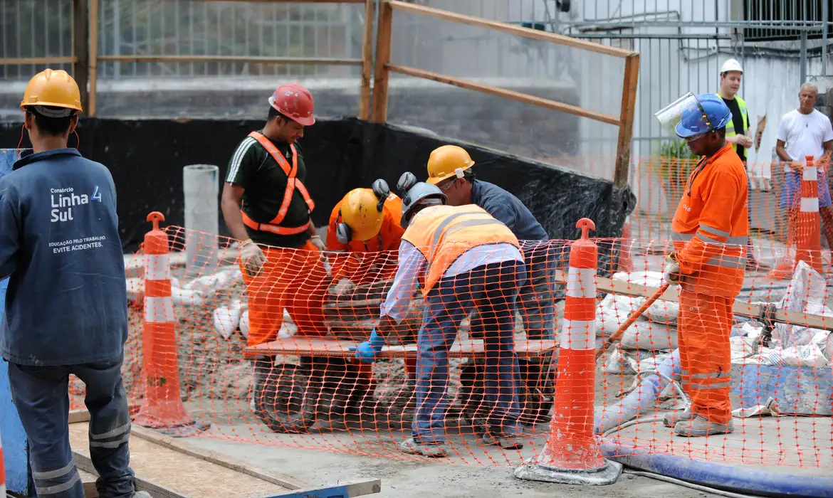 Rio de Janeiro - Devesa Civil afirmou que não há riscos nas estruturas dos prédios da rua onde calçada cedeu por conta das obras da construção da linha 4 do metrô, em Ipanema, zona sul do Rio.