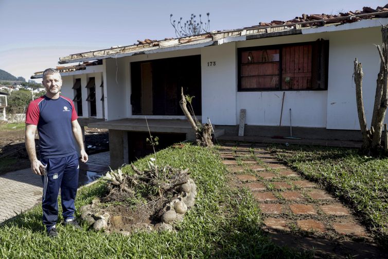 Roca Sales (RS), 22/06/2024 - Glauco Kummer em frente a sua casa, após enchente que atingiu toda a região. Foto: Bruno Peres/Agência Brasil
