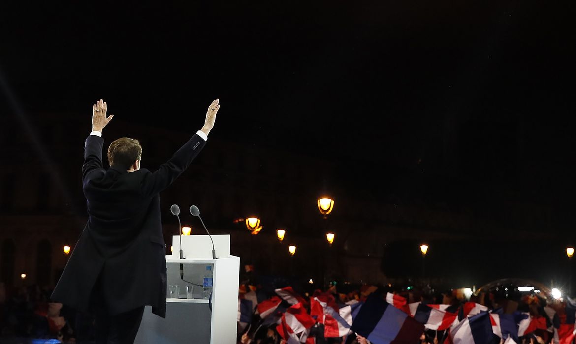 Presidente eleito da França, Emmanuel Macron, cumprimenta dezenas de milhares de eleitores que foram à esplanada do Museu do Louvre comemorar a vitória do candidato social liberal sobre a esquerdista Marine Le Pen