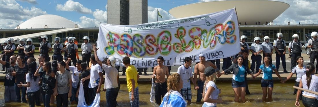 UNE realiza manifestação reivindicando 10% do PIB do país investidos em educação pública UNE realiza manifestação reivindicando 10% do PIB do país investidos em educação pública