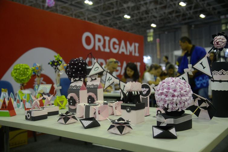 Rio de Janeiro - Oficina de origami no Japan Festival Rio Matsuri, evento que mostra diversas faces da moderna cultura japonesa, no Riocentro, na Barra da Tijuca (Tomaz Silva/Agência Brasil)