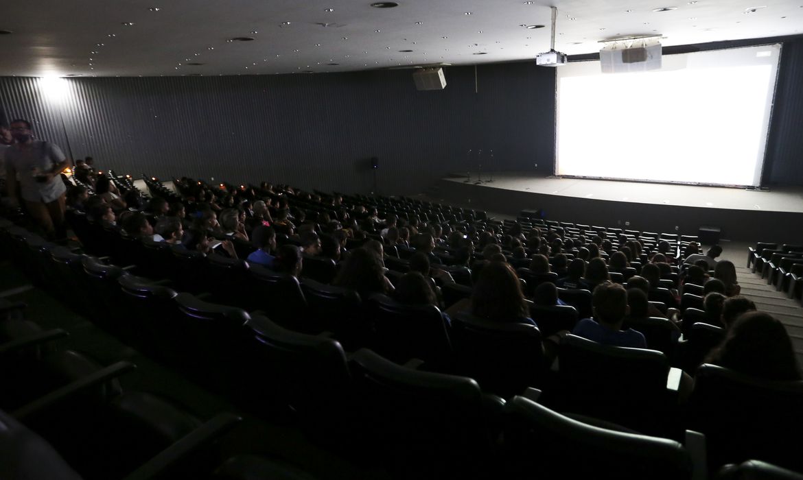 Brasília - Crianças de escolas do DF assistem a filmes durante o Festivalzinho, atividade do 49º Festival de Brasília do Cinema Brasileiro (Marcelo Camargo/Agência Brasil)